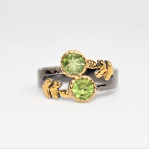 Bague en argent sterling 925 à faible quantité minimale de commande avec deux pierres au motif de feuilles florales plaqué or 18 carats réglage de lunette de style vintage pour les fêtes - Product Image 2