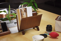 Orbit Bugholz Moderner Umweltfreundlicher Nicht-Klappbarer Stehender Zeitschriftenhalter & -Ständer für Restaurants und Wohnzimmer-Aufbewahrung