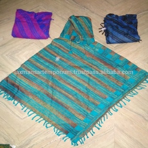 Ponchos/Sudaderas con Capucha de Lana Teñida con Hilo de Colores Mezclados, Estampado de Rayas, Corte Holgado, con Cuello con Capucha y Flecos, Venta al por Mayor desde India - Product Image 4