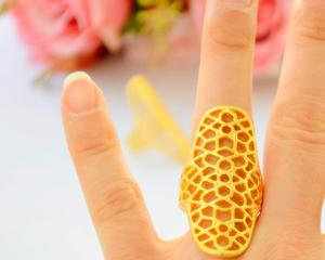 Anillo de banda de eternidad de encaje de filigrana ovalada ancha con grabado de tubo curvo grande unisex diseño turco bohemio chapado en oro de 18 quilates - Product Image 1