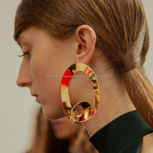 Pendientes de tuerca con forma de diseñador para mujer, joyería de moda chapada en oro de 18 quilates - Product Image 2