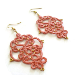   Pendientes de encaje coral hecho a mano//pendientes de encaje//joyería de punto - Product Image 1
