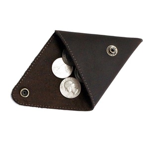 Pochette à monnaie en cuir véritable de forme triangulaire de couleur noire avec fermeture à bouton-poussoir - Product Image 1