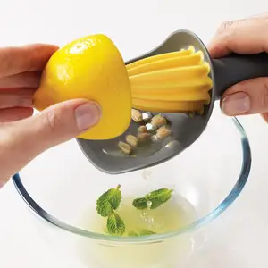 Presentazione della cucina moderna durevole a mano in plastica nuovo spremiagrumi manuale spremiagrumi Lime limone spremiagrumi