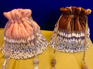 Hermosa perla trabajo Latcan & Zari bordado tela de seda patrón de avestruz 2022 colección elegante bolsa Potli para fiestas bodas - Product Image 2