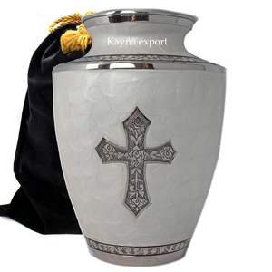 Urne funéraire pour cendres en laiton massif artisanal, unique, avec gravure en forme de croix, pour adultes, magnifique travail de gravure sur les urnes métalliques - Product Image 3