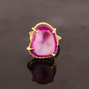 Bague en agate géode druse violette chaude, plaquée or 18 carats, faite à la main, sertie à griffes, réglable, cristal druse irrégulier - Product Image 4