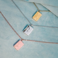 Vente en gros d'usine directe en acier inoxydable lettre d'amour collier enveloppe médaillon pendentif enveloppe collier