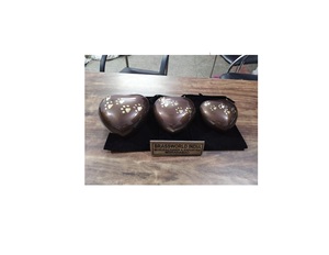 Brassworld Inde métal coeur animal patte souvenir crémation urne Style américain dans différentes tailles Funerarl fournitures - Product Image 1