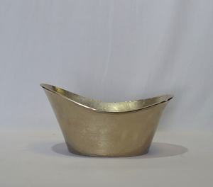 Bol de service en aluminium brut plaqué or de luxe moderne et élégant pour la décoration de la maison et l'utilisation lors de mariages et de fêtes - Product Image 5