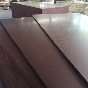 Chapa de melamina de madera contrachapada con película vietnamita de 18mm de alta calidad, mejor precio, construcción moderna, negro/marrón E0 para uso en hoteles - Product Image 1