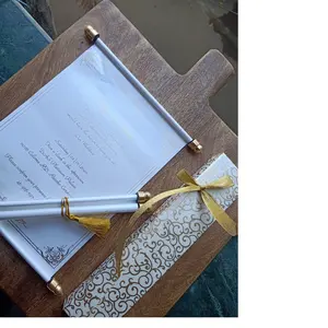 Invitaciones de desplazamiento blancas hechas a mano con texto impreso dorado, ideal para bodas