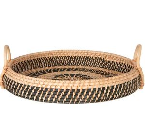Bandeja para servir de ratán hecha a mano en diseño tejido natural con elegantes asas de madera, perfecta para una elegante decoración del hogar y la cocina - Product Image 3