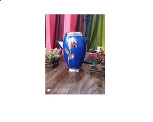 Urna Funeraria Grande de Estilo Americano con Adornos Florales Azules para Adultos, de Brassworld India, Artículos Funerarios Premium - Product Image 1