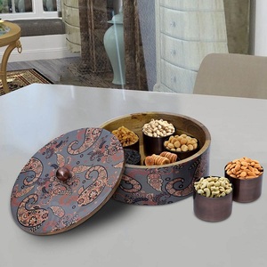 Fantastique boîte à épices en bois de conception faite à la main forme ronde imprimé boîte masala en bois avec 7 compartiments et couvercle en métal - Product Image 4