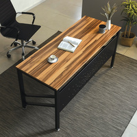 Bureau de direction moderne industriel avec plateau en bois, pieds en métal, hauteur réglable, finition thermolaquée