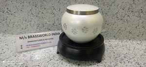 Suministros funerarios de latón blanco para mascotas, ODYSSEY con huella de pata de plata - Product Image 6