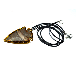 Consigue en Línea un Elegante Collar con Puntas de Flecha de Ágata Electrochapadas: Collar con Puntas de Flecha de Ágata Electrochapadas en Venta - Product Image 1