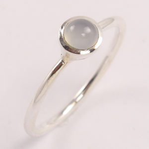 Anillo pequeño de piedras preciosas de Calcedonia azul de corte redondo elaborado con Plata de Ley 925 en Ajuste de bisel anillo de joyería de plata al por mayor - Product Image 1