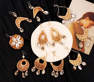 Boucles d'oreilles pendantes en rotin originales à la mode - Product Image 1