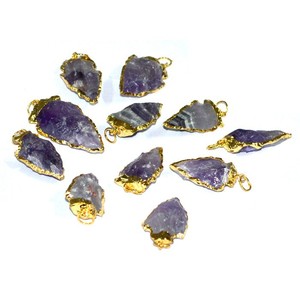 Achetez en ligne des pendentifs en forme de pointe de flèche en améthyste électro-plaquée : Pendentifs en forme de pointe de flèche en améthyste électro-plaquée à vendre - Product Image 1