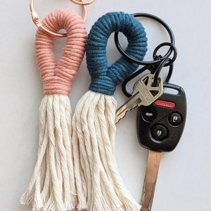 Porte-clés en macramé fait main avec pompon - Product Image 1