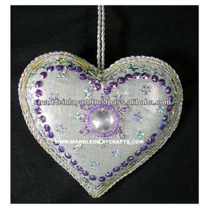 Adornos Navideños Colgantes Bordados a Mano con Forma de Corazón - Product Image 1