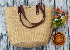 กระเป๋านักช้อปสีเบจขนาดใหญ่กระเป๋าทำมือจากหญ้าทะเลพร้อมพู่หลากสี - Product Image 3