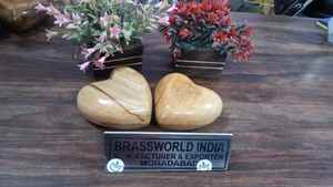 Recuerdo brillante de corazón de madera, urna de cremación, suministros de pelo, BRASSWORLD, INDIA - Product Image 4