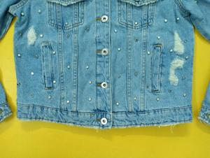 Prendas excedentes de marca: Chaquetas casuales de manga larga con botones para mujer, de mezclilla, algodón, punto y elastano, de Bangladesh. - Product Image 3