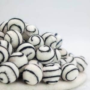 FSB-001: Vente Chaude 2 /2.5cm Feutre Tourbillon Boules Laine Décoration Multicolore Rond Pompons Pour La Vente En Gros | Fait À La Main et Respectueux de l'environnement - Product Image 4