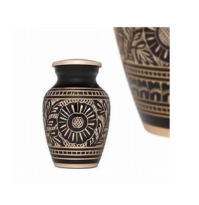 Venta caliente de alta calidad hecho a mano arte negro grabado listo para enviar recuerdo de cremación de latón para restos humanos - Product Image 5