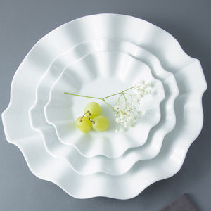 Juego de platos de porcelana ondulados de lujo OEM y ODM, platos de cerámica decorativos para servir para cenas de lujo - Product Image 1