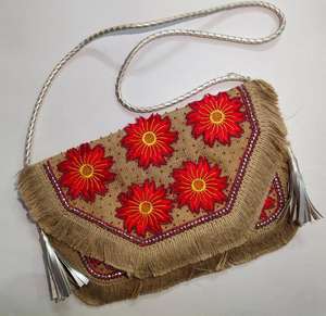 Pochette de soirée artisanale de style indien pour femme, mettant en valeur les styles ethniques indiens avec une esthétique de sacs bohèmes et un travail manuel - Product Image 1