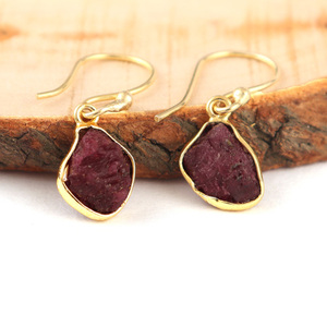 Bijoux en pierre de naissance de juillet forme fantaisie naturelle aspect brut rubis réglage de la lunette boucle d'oreille plaqué or 18 carats boucles d'oreilles de style minimaliste - Product Image 1