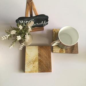 Paquete de 4 portavasos cuadrados elegantes y duraderos, posavasos de resina con acabado de textura de madera, accesorio elegante para mesa de centro para el hogar - Product Image 3