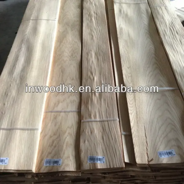 gebleekt wit eiken fineer van vers hout logs