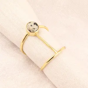 अच्छी गुणवत्ता प्राकृतिक डेलमेटियन जैस्पर अंगूठी सोने के रंग सरल डिजाइन सगाई की अंगूठी पीतल धातु दौर रत्न की अंगूठी