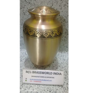 L'urne de crémation en laiton faite à la main avec gravure de feuille Brassworld India fournit des fournitures funéraires de qualité supérieure, y compris des couvercles - Product Image 1