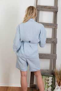 Vestido de noche corto con cuello vuelto, tela satinada de color lavanda, manga 3/4 - Product Image 2