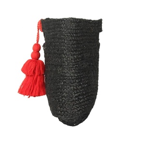 Bolso de mano de yute ecológico, hecho a mano, negro indio, con borla roja - Product Image 2