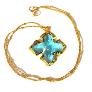 Collier en pointes de flèche en verre avec croix, en pierres naturelles de guérison, disponible en ligne : Collier en pointes de flèche en verre avec croix à vendre - Product Image 1