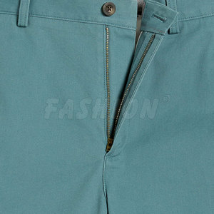 Améliorez votre tenue décontractée avec ces shorts bermuda en coton de qualité supérieure, offrant une coupe décontractée et un tissu respirant pour l'été. - Product Image 2