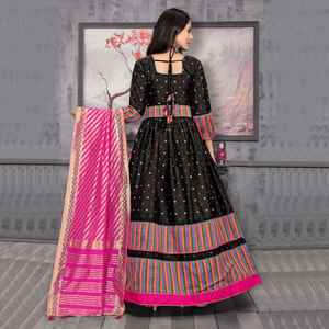 ชุดเดรสผ้าไหมทาฟเฟต้าสีดำยาว แขนสามส่วน ลายทอแบบซารี พร้อมผ้าคลุมไหล่แบบพู่ห้อย ราคาประหยัด - Product Image 4