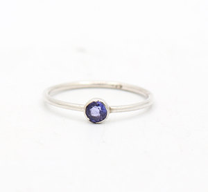 Vente en gros de pierres précieuses tanzanite naturelles rondes en argent sterling massif 925 faites à la main pour femmes bague de mariage bijoux lunette - Product Image 1