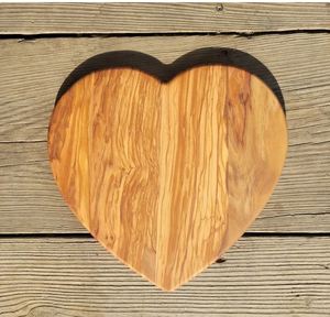 Tabla de cortar de madera hecha a mano en forma de corazón con acabado liso, ideal para uso en cocina y servicio - Product Image 1