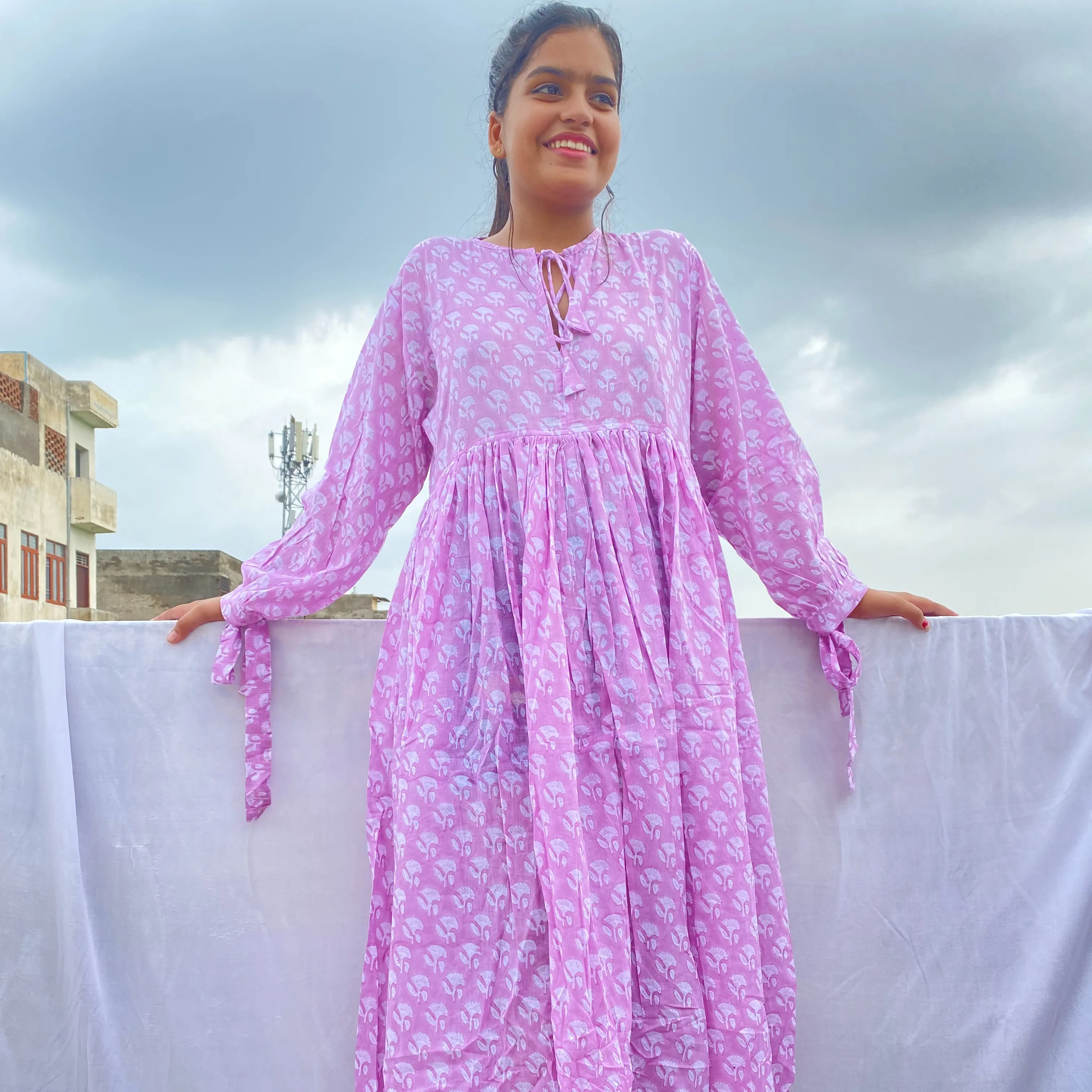 Robe longue en coton imprimé à la main, coupe au dos, motif floral, styliste kurti