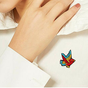 Broche en soie indienne brodée à la main, badge créatif amusant et simple en forme de hirondelle - Product Image 4