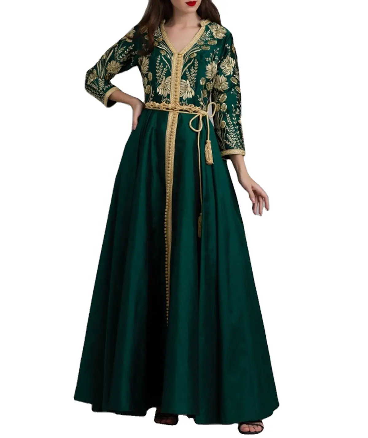 Robe marocaine verte, bouteille d'eau, avec broderie dorée