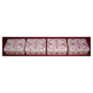 Boîte de rangement à bijoux rectangulaire en marbre blanc pur fait main avec une belle nacre rose personnalisable - Product Image 1